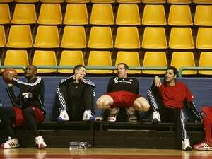 שחקני הפועל ירושלים במשחק המבוטל מול לאריסה. שחקני הפועל ירושלים במשחק המבוטל מול לאריסה.