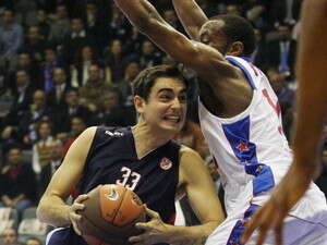 ארסלן מנסה לחדור לסל מול הולדן. ארסלן מנסה לחדור לסל מול הולדן.