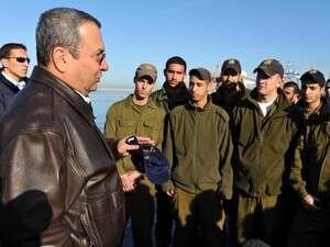 שר הביטחון אהוד ברק נפגש עם חיילי חיל הים. שר הביטחון אהוד ברק נפגש עם חיילי חיל הים.