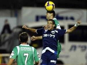 אלון חרזי ובן-חיים עולים לכדור גובה. אלון חרזי ובן-חיים עולים לכדור גובה.