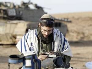 חייל מתפלל סמוך לטנק. משרד הביטחון: אין כוונה לפגוע בישיבות חייל מתפלל סמוך לטנק. משרד הביטחון: אין כוונה לפגוע בישיבות