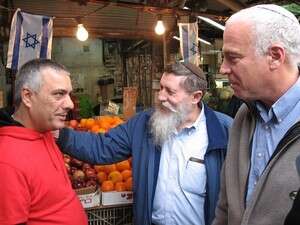 גבר, תצביע לנו, הרב אליהו אמר. גבר, תצביע לנו, הרב אליהו אמר.