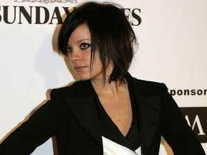 לילי אלן. נאלצה לבחור: זוג או פרז. לילי אלן. נאלצה לבחור: זוג או פרז.