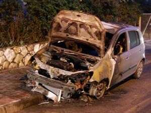 מכוניתו השרופה של חבר הכנסת לשעבר אפרים סנה. מכוניתו השרופה של חבר הכנסת לשעבר אפרים סנה.