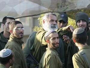 הרב רונצקי עם חיילים הרב רונצקי עם חיילים