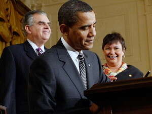 נשיא ארה''ב ברק אובמה חותם על הצווים בתחום איכות הסביבה. נשיא ארה''ב ברק אובמה חותם על הצווים בתחום איכות הסביבה.