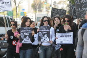 עובדות ערוץ 10 בהפגנה למען עתיד טוב יותר עובדות ערוץ 10 בהפגנה למען עתיד טוב יותר