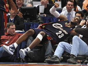 לברון ג'יימס, נהנה יותר מדי הלילה בגארדן. לברון ג'יימס, נהנה יותר מדי הלילה בגארדן.