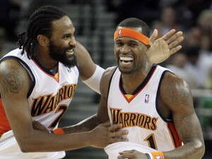 רוני טוריאף מברך את סטיבן ג'קסון על הטריפל דאבל. רוני טוריאף מברך את סטיבן ג'קסון על הטריפל דאבל.