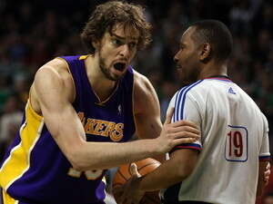 פאו גאסול נאחז בשופט. פאו גאסול נאחז בשופט.