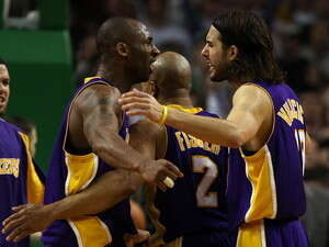 הלייקרס חוגגים ניצחון. הלייקרס חוגגים ניצחון.