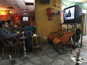 פלסטינים בבית קפה בעזה עוקבים אחרי הדיווחים על הבחירות בישראל פלסטינים בבית קפה בעזה עוקבים אחרי הדיווחים על הבחירות בישראל