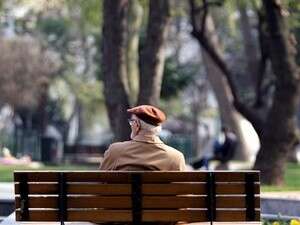 קשיש מבלה בפארק קשיש מבלה בפארק