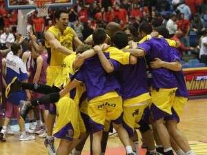 חולון חוגגת העפלה לגמר. חולון חוגגת העפלה לגמר.