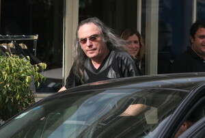 צביקה פיק. נעזור לך, בלי עין הרע. צביקה פיק. נעזור לך, בלי עין הרע.