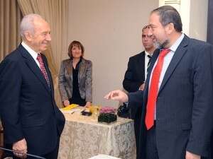 אביגדור ליברמן בפגישה עם שמעון פרס. אביגדור ליברמן בפגישה עם שמעון פרס.