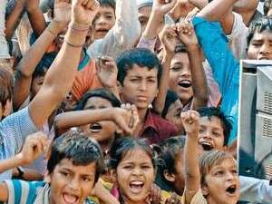 ניצבי הסרט 'נער החידות ממומביי' צופים באוסקר ניצבי הסרט 'נער החידות ממומביי' צופים באוסקר