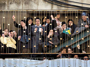 נשים חרדיות בבית מגוריהן נשים חרדיות בבית מגוריהן