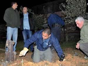 פגיעת קסאם בחצר בית בשדרות. פגיעת קסאם בחצר בית בשדרות.