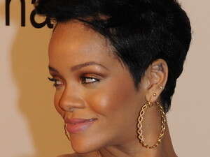 ריהאנה. זה לא שטף דם, זה סומק. ריהאנה. זה לא שטף דם, זה סומק.