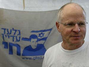 נועם שליט במאהל המחאה בירושלים. נועם שליט במאהל המחאה בירושלים.
