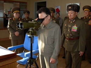 מנהיג קוריאה הצפונית קים ז'ונג איל בביקור ביחידה צבאית מנהיג קוריאה הצפונית קים ז'ונג איל בביקור ביחידה צבאית