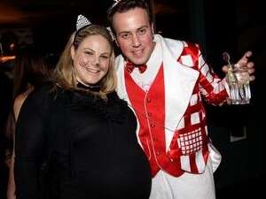 ניקי גולדשטיין ואשתו ההריונית. שנה הבאה אתחפש לשפן עם טקט. ניקי גולדשטיין ואשתו ההריונית. שנה הבאה אתחפש לשפן עם טקט.