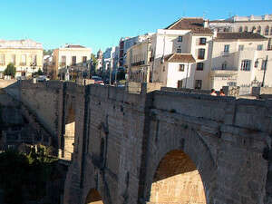 אחד הסמלים המובהקים של העיר. הגשר החדש של רונדה אחד הסמלים המובהקים של העיר. הגשר החדש של רונדה