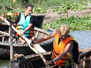העיקר להאמין בבת הזוג. תום וגיל. העיקר להאמין בבת הזוג. תום וגיל.