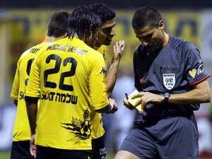 שחקני נתניה מתווכחים עם משיח.היום. שחקני נתניה מתווכחים עם משיח.היום.