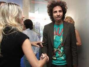 יש שולחנות, אין הופעה. אורי חזקיה יש שולחנות, אין הופעה. אורי חזקיה