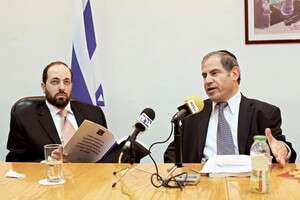 הגשת דוח ועדת מרדכי. מרדכי מרדכי (מימין) והשר אריאל אטיאס הגשת דוח ועדת מרדכי. מרדכי מרדכי (מימין) והשר אריאל אטיאס
