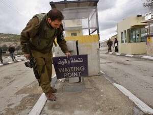 חיילים עוזבים את מחסום בית איבא שפונה. חיילים עוזבים את מחסום בית איבא שפונה.