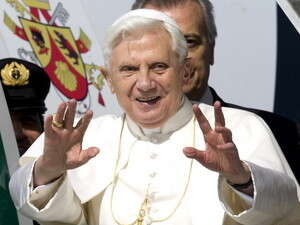 האפיפיור בנדיקטוס ה-16 לפני המראתו לאפריקה האפיפיור בנדיקטוס ה-16 לפני המראתו לאפריקה