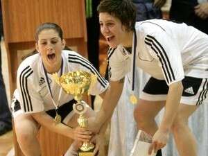ניצן דונאי, ה-MVP, מימין, עם יובל איזק, הקפטנית. ניצן דונאי, ה-MVP, מימין, עם יובל איזק, הקפטנית.