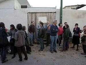 ההורים מפגינים מול הריסות הגן ההורים מפגינים מול הריסות הגן