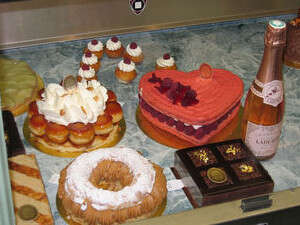 דוכן התצוגה של מעדניית פושון בפריז דוכן התצוגה של מעדניית פושון בפריז