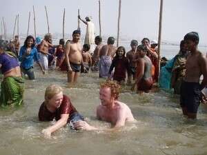 מקומיים ותיירים טובלים בגנגס מקומיים ותיירים טובלים בגנגס