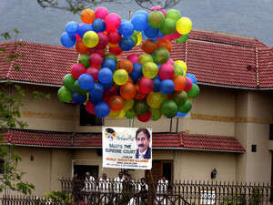 עצרת הניצחון ליד ביתו של נשיא בית המשפט העליון בפקיסטן. עצרת הניצחון ליד ביתו של נשיא בית המשפט העליון בפקיסטן.