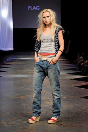 רנגלר, ג'ינס 749 שקל, גופייה 129 שקל רנגלר, ג'ינס 749 שקל, גופייה 129 שקל