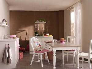 קיר בגוון חום חם של טמבור קיר בגוון חום חם של טמבור