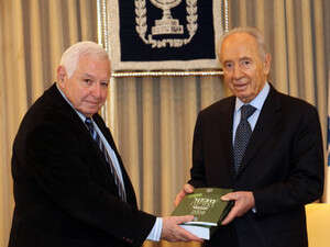 מבקר המדינה מיכה לינדנשטראוס מגיש את דוח הביקורת לנשיא המדינה שמעון פרס מבקר המדינה מיכה לינדנשטראוס מגיש את דוח הביקורת לנשיא המדינה שמעון פרס