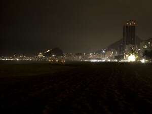 שעת כדור הארץ מרץ 2009: חוף קופקבנה בברזיל לאחר כיבוי האור שעת כדור הארץ מרץ 2009: חוף קופקבנה בברזיל לאחר כיבוי האור