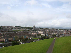 מוקד העימותים הראשון. העיירה לונדונדרי מוקד העימותים הראשון. העיירה לונדונדרי