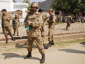 שוטרים ליד מתחם האקדמיה בלאהור. שוטרים ליד מתחם האקדמיה בלאהור.