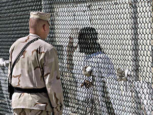 חייל אמריקאי עם עציר במתקן גואטנמו חייל אמריקאי עם עציר במתקן גואטנמו