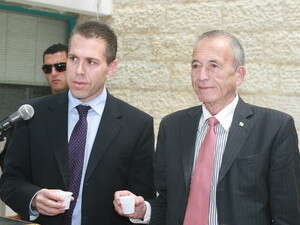 עזרא וארדן. הנוכחים מדווחים על דיון רציני וענייני עזרא וארדן. הנוכחים מדווחים על דיון רציני וענייני