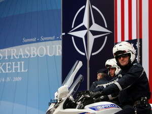 שוטרים ליד אתר כינוס פסגת נאט''ו בשטרסבורג. שוטרים ליד אתר כינוס פסגת נאט''ו בשטרסבורג.