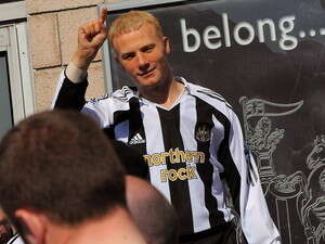 האוהדים בעננים. בובה בדמות שירר מחוץ לאיצטדיון. האוהדים בעננים. בובה בדמות שירר מחוץ לאיצטדיון.