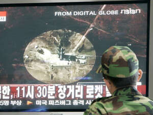 חייל צופה בשידור על שיגור הטיל מקוריאה הצפונית. חייל צופה בשידור על שיגור הטיל מקוריאה הצפונית.